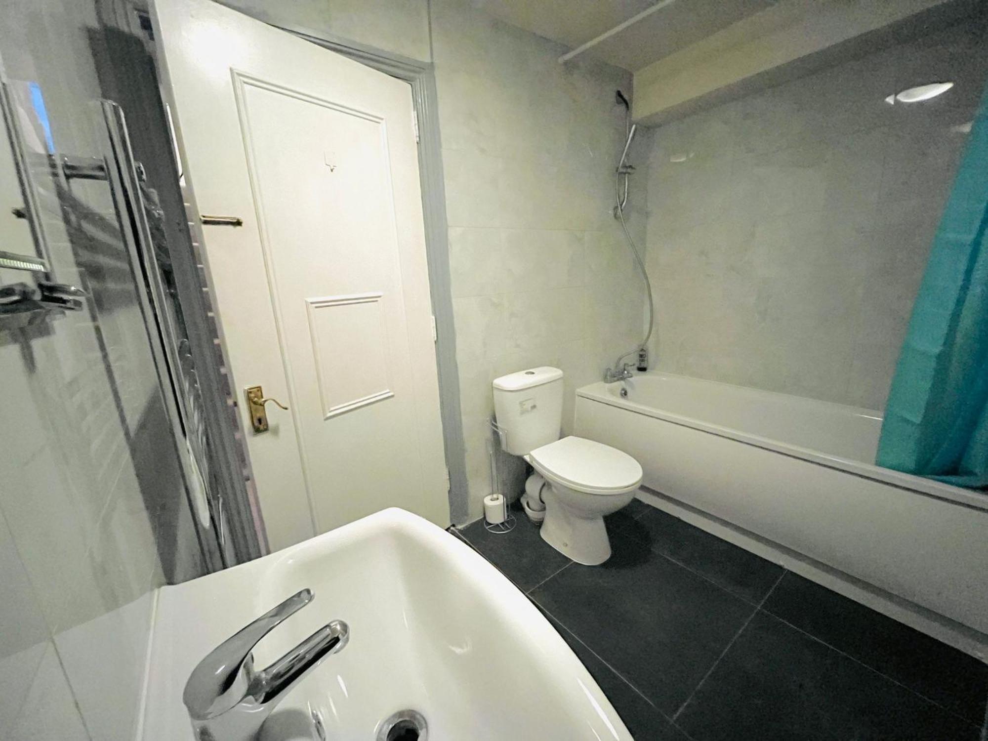 Charming 1-bedroom Flat For Rent In Apartment *